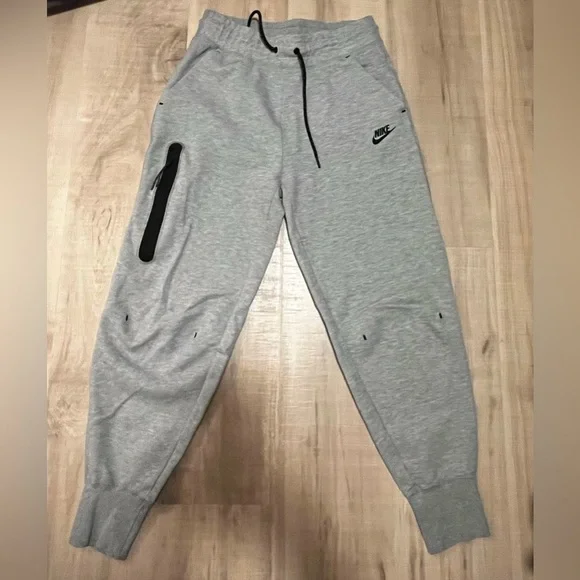 New Women Nike sportwear tech fleece/ size S (4-6) - Picture 1 of 4